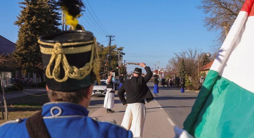 Ostorcsapások, kolompok és hagyomány: így búcsúztatták az óévet Balástyán (galéria)