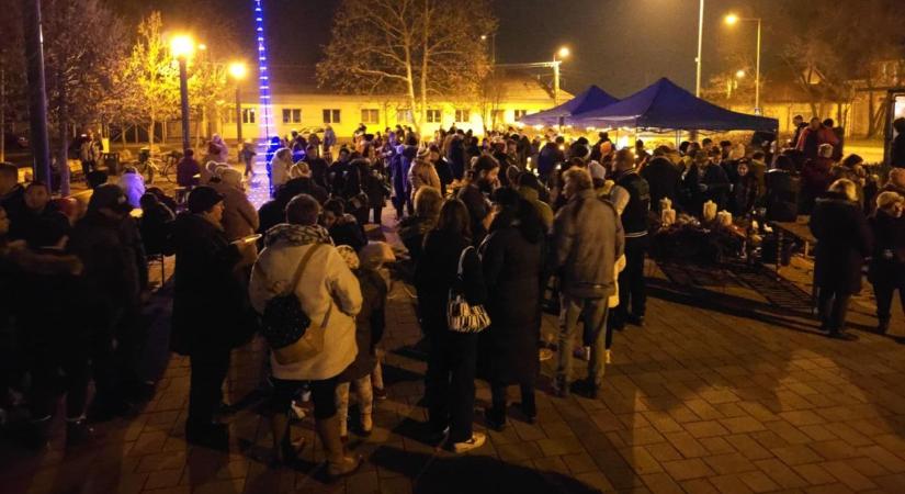 Több százan érkeztek az adventi rendezvényre Szandaszőlősön