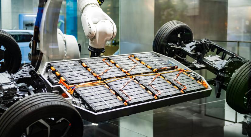 Ez még Magyarországon is fejfájást okozhat? Óriási bajban a kínai akkunagyhatalmak: komoly válság jöhet 2026-ban