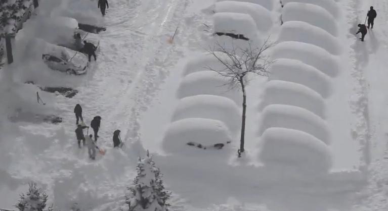 Alagutakat kellett vájniuk az embereknek a magas hóban, hogy elérjék saját ajtajukat