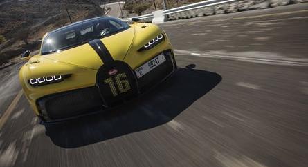 A Dubaj melletti hegyekben folytatták a Bugatti Chiron Pur Sport tesztjeit (nemkész)