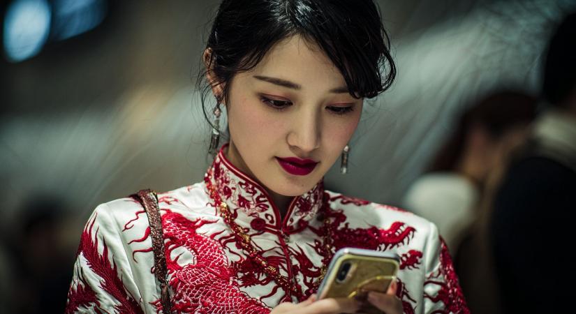 Agyalágyult dizájnnal érkezik az új Tecno telefon