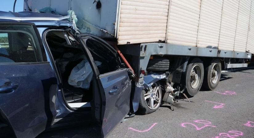Halálos baleset az M3-ason: kamion és személyautó ütközött, semmi nem maradt a kocsi elejéből