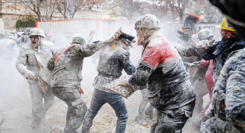Súlyos összecsapások a városháza előtt – fotók
