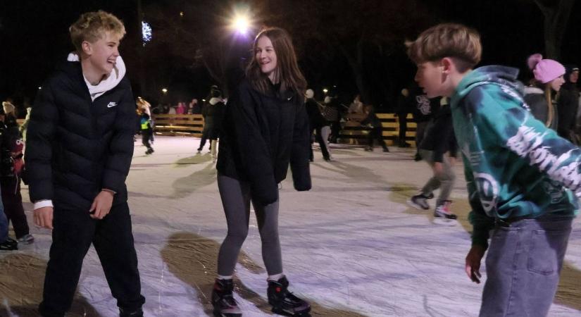 Szilveszter éjjel is nyitva lesz a jégpálya, ráadásul népszerű dj-k szolgáltatják a zenét