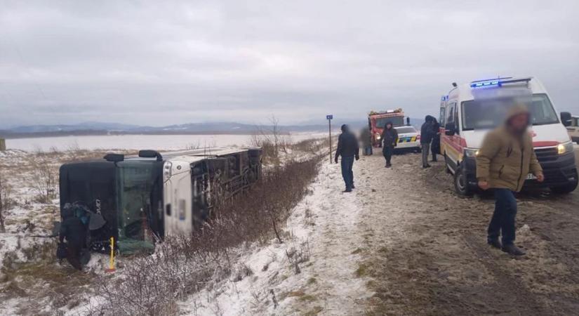 Súlyos buszbaleset történt Kárpátalján: egy halott és 13 sérült van