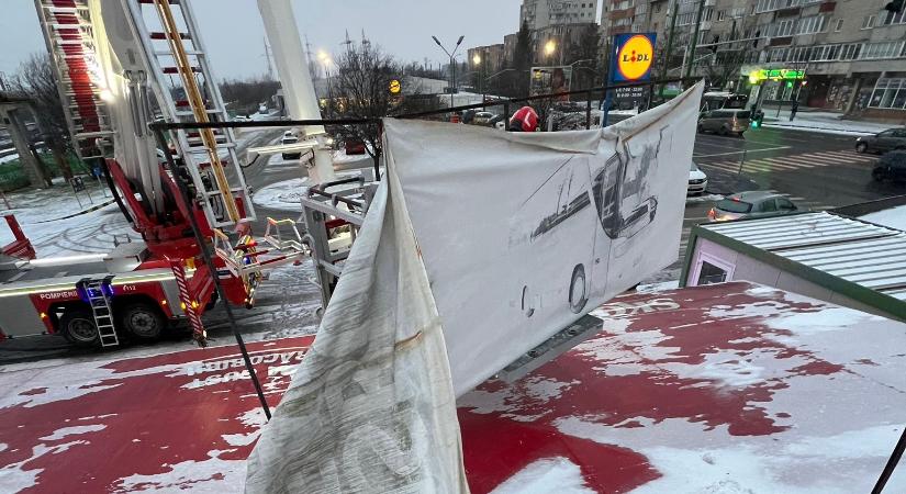 Háztetőket tépett le és fákat döntött ki a vihar Brassóban