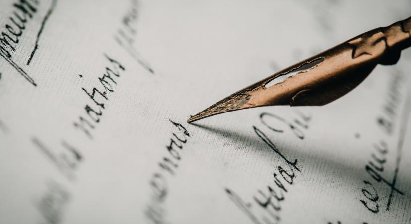 Ezért van lyuk a golyóstoll kupakján – tényleg életet menthet