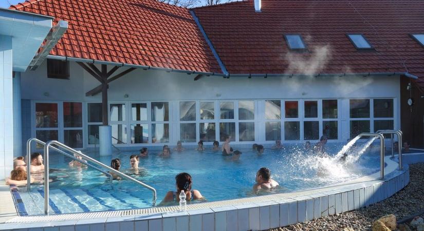 Nem érződik az év vége a Mórahalmi fürdőben – így pezseg az élet az utolsó napokban is