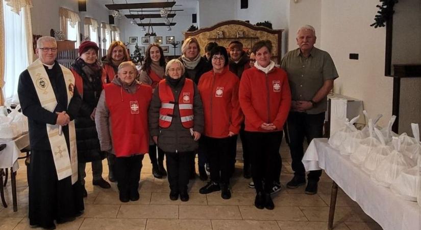 A csornai önkéntesek karácsonykor sem hagyták magukra a rászorulókat, ételt vittek nekik