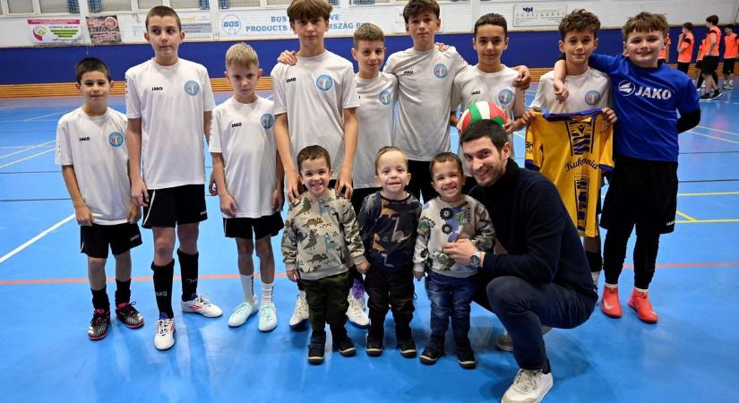 Megható pillantok: az édesanyjukat elveszítő hármas ikrekért hatalmas az összefogás - XXL képgaléria