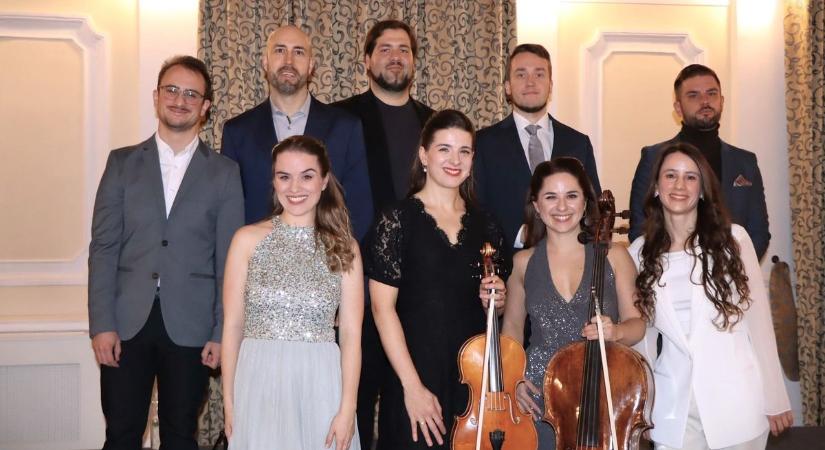 Megható este: a Standi család hazatért, s telt házas születésnapi koncertet adtak édesanyjuknak a város dísztermében (galéria, videó)