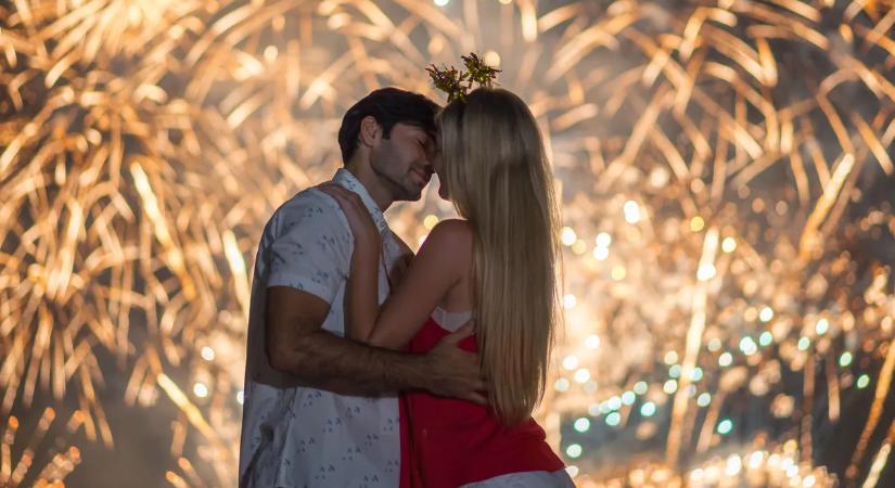 Nem hiszed el, milyen hátborzongató ok miatt alakult ki a szilveszteri csók hagyománya