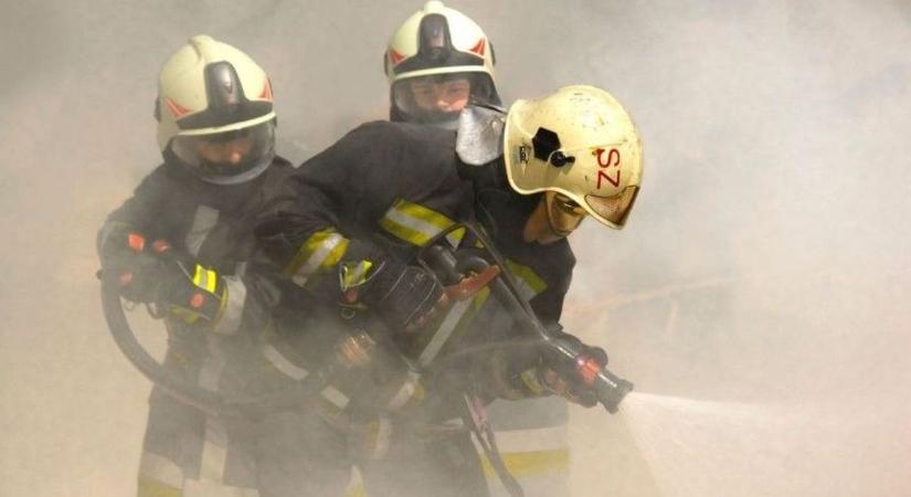 Berobbant a cserépkályha egy győri lakóházban, a detonáció után tűzoltók siettek a helyszínre