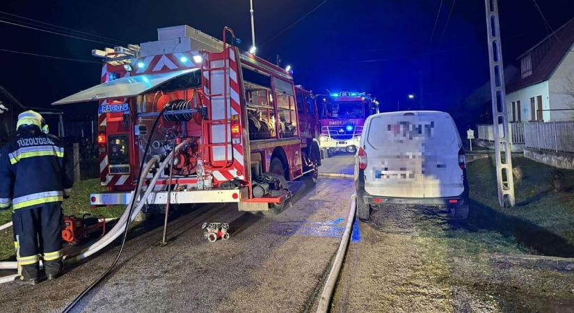 Kigyulladt egy családi ház, teljes útzár Balatonszabadiban