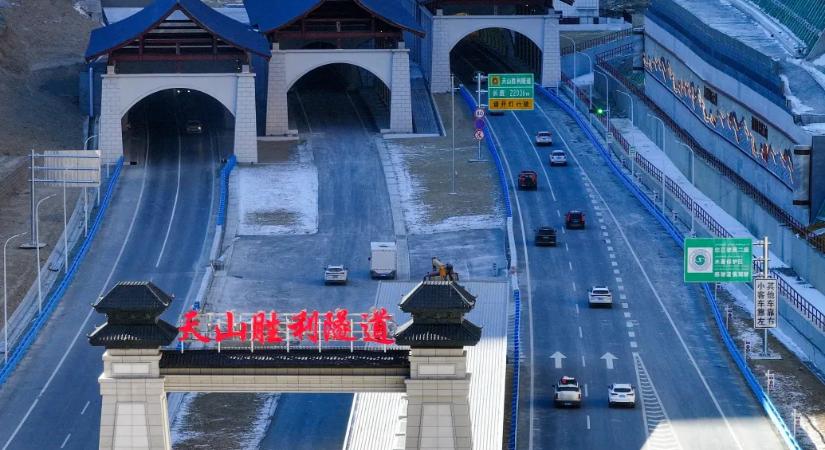 Kínában átadták a világ leghosszabb közúti alagútját