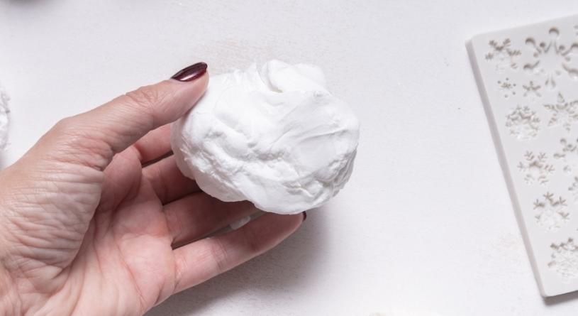 DIY manóház befőttesüvegből és levegőre száradó gyurmából: készítsd el a szünetben!