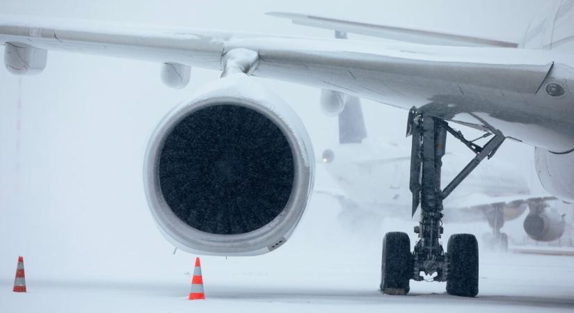 Akkora szélvihar csapott le, hogy egy 150 utast szállított repülőgépet is letolt a kifutópályáról