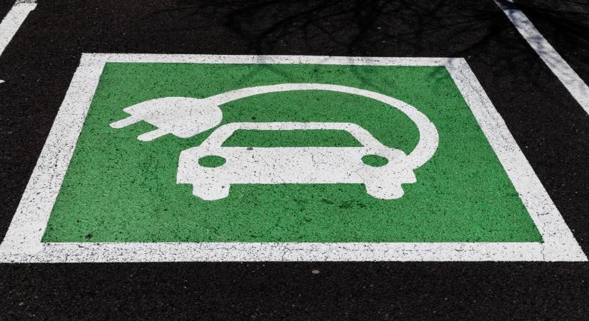 Látványos hátraarc az autóipar nagyjainál: lemondtak a tisztán elektromos modellekről