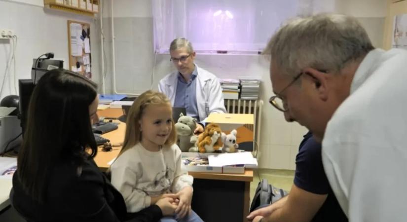 Orvosi bravúr hozta el a csodát, okos eszközt ültettek Dorka fülébe