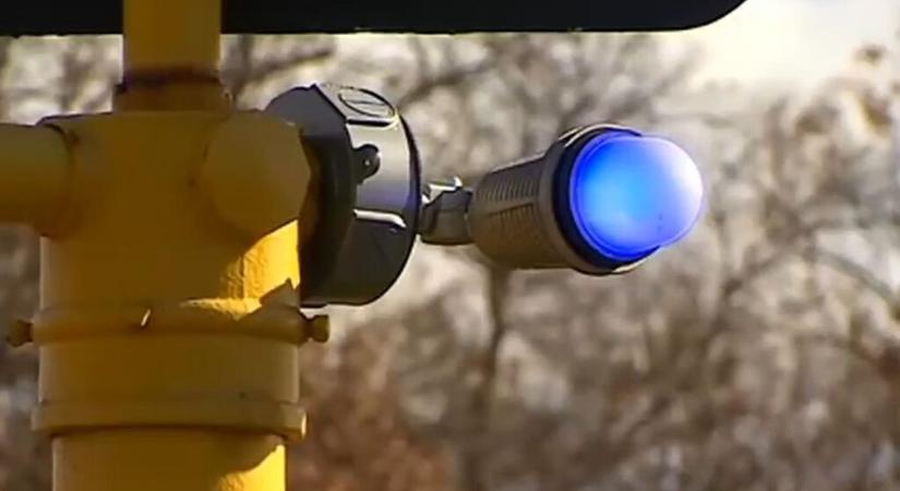 Új eszközt szerelnek a közlekedési lámpákra, lebuktatják a piroson áthajtókat