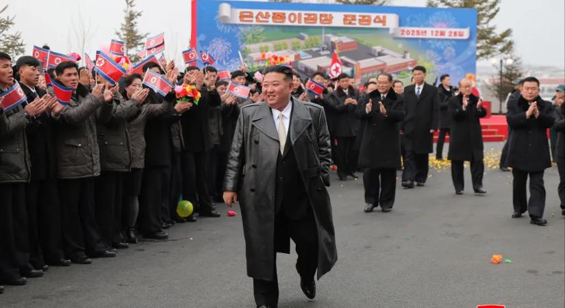 Kim Dzsongun megint rakétakilövést nézegetett