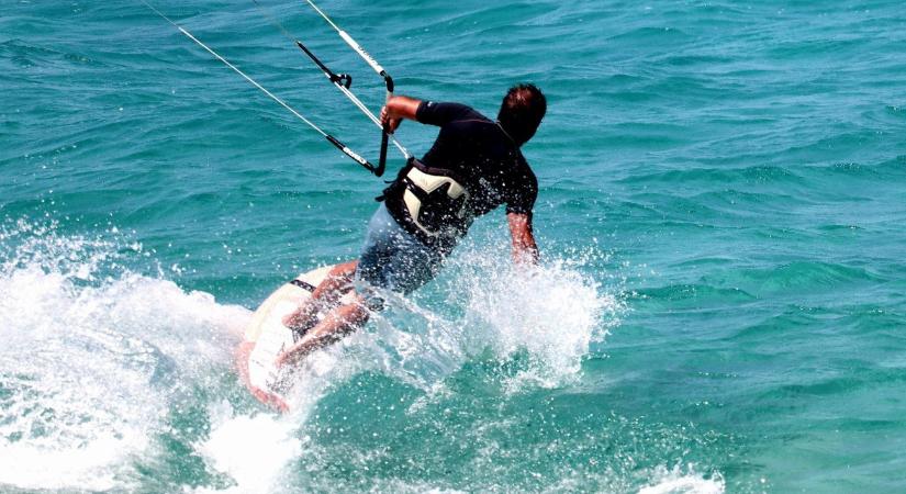 Szörföznek a Balatonban, 90 kilométer/órás szélben