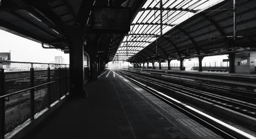 Borzalmas vonatbaleset történt, rengeteg a halott és a sérült