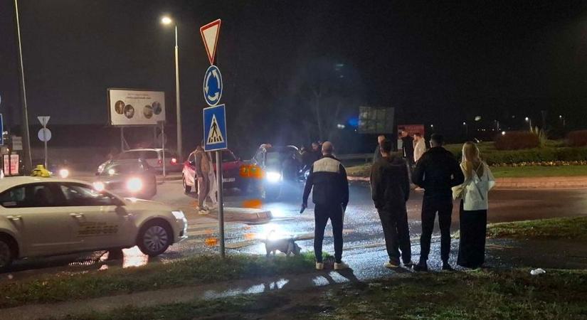 Körforgalomba hajtott a suzukis, egy másik autót is összetört