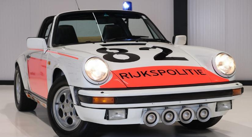 Kék villogós nyitható tetejű rendőrségi Porsche 911 vár új gazdára