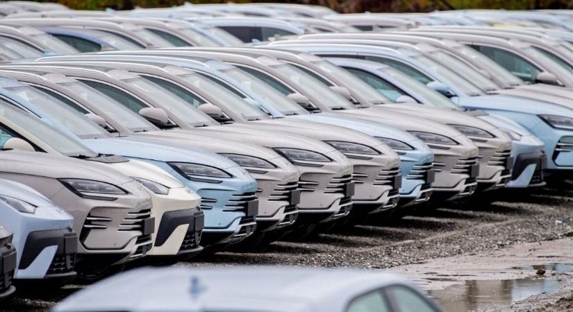 Elindult az óriáshajó Európába, tele van kínai elektromos autókkal: nem tudja megvámolni Brüsszel, kicselezték az uniós büntetést