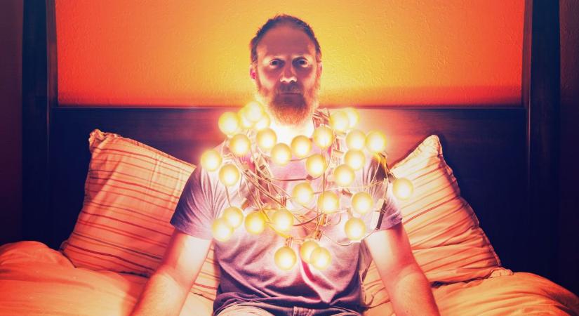 Na, de mit tegyenek a szegény férfiak, ha már a micsodájukon is fényfüzér lóg?