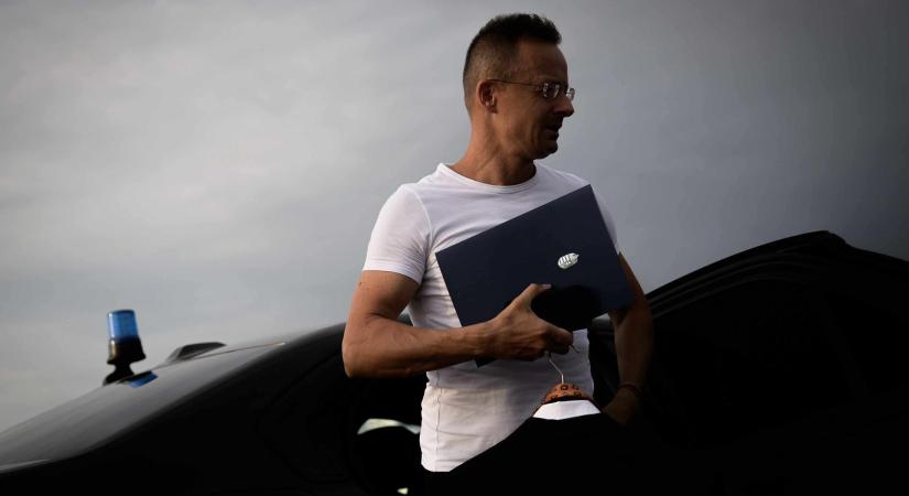 Szijjártó szerint egy forintot sem fizetünk “más migránsaiért”, pedig az ellenkezője történik