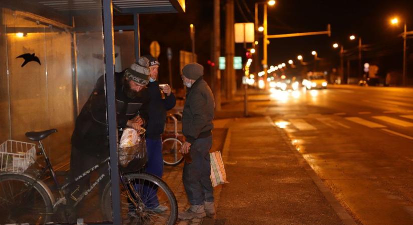 Hajléktalanoknak indult a teajárat a Kríziskezelő Központ szervezésében