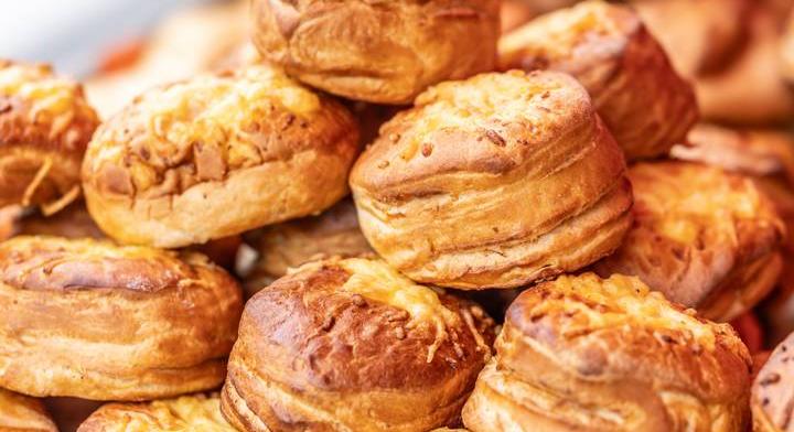 Sós finomságok szilveszterre: pogácsa, sajtos rúd és más vendégvárók