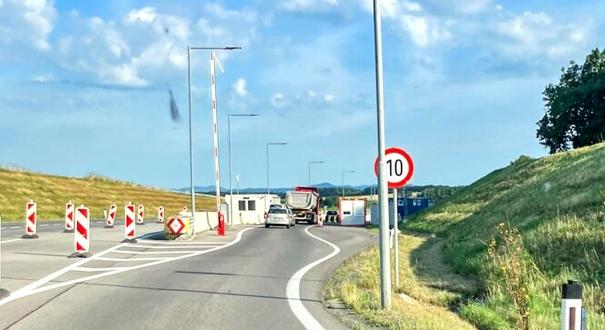 Vége a pénzbeszedésnek: eltűnt a 10 km/órás tábla és a traffipax