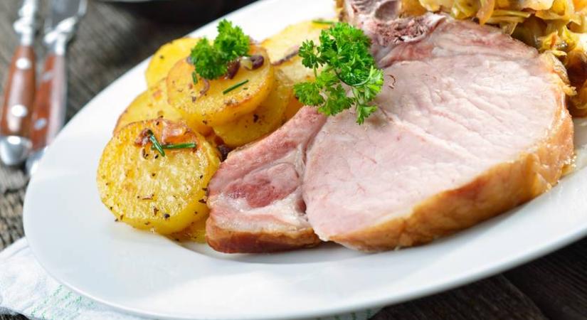 A savanyú káposztás tepsis karaj valódi ízbomba: a tetején szalonna pirul