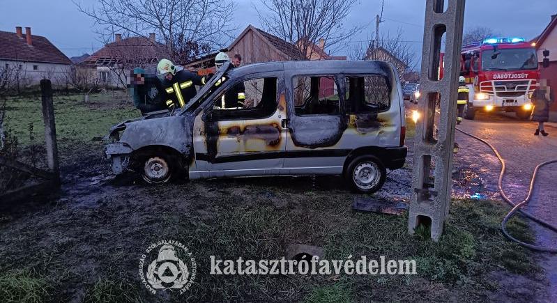 Kigyulladt egy autó Váncsodon