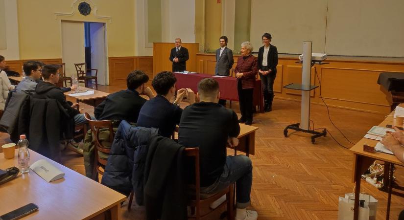 Emlék és példa a jövő nemzedéknek – Dr. Debreczeni László emlékverseny a Ciszterci Rend Nagy Lajos Gimnáziumában