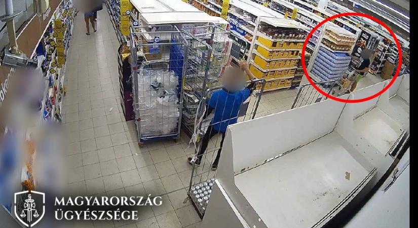 Kapzsiságuk lett a vesztük: körbevásárolták a környéket a talált pénztárcával