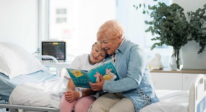 „Nem lehet szomorúan belépni egy gyerek kórtermébe” – kórházi ágyak mellett folyik a tanítás a Fővárosi Iskolaszanatóriumban