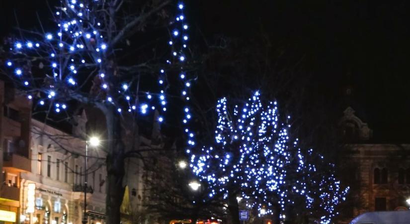 Csoda, hogy nem lett baj! Megdöbbentő adatokat közölt a hatóság a karácsonyi fényfüzérekről