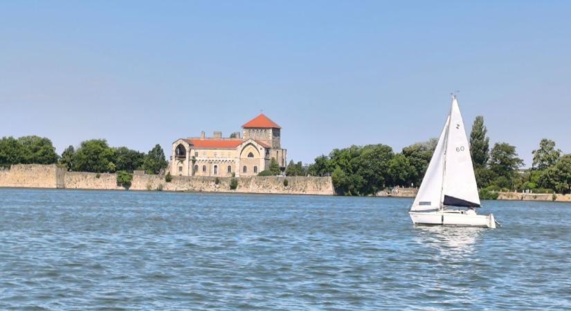 A játszótértől a Michelin-csillagig – így került reflektorfénybe Tata 2025-ben