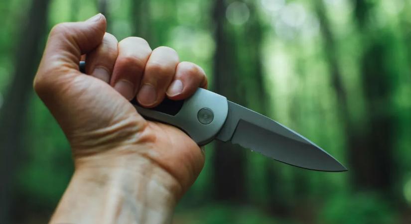 Brutális késes támadás, kilenc ember meghalt, köztük öt gyerek is