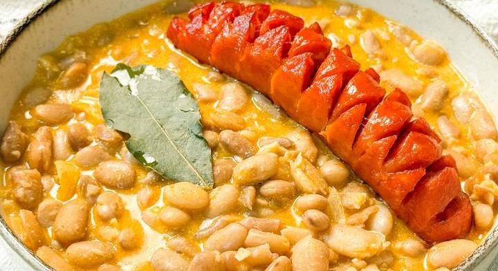 Tejfölös, mustáros babfőzelék: retró ebéd sült debrecenivel