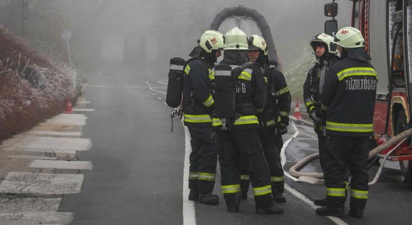 Halálos tragédia hajnalban: két holttestet találtak egy kiégett ház romjai alatt Hevesben
