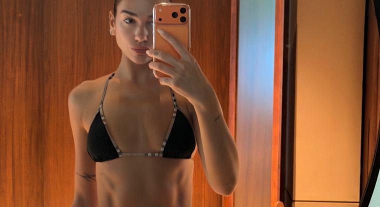 Most megcsodálhatjuk Dua Lipa tökéletes testét