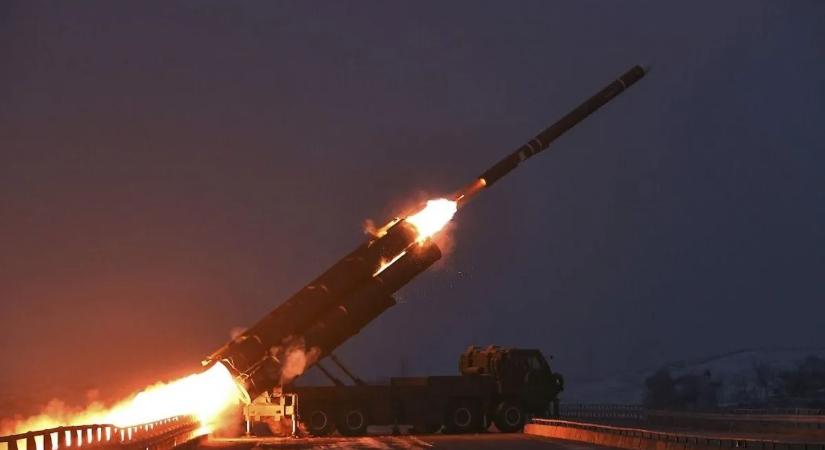 Itt a szintlépés, veszélyes robotrepülőgépet teszteltek Kim Dzsongün jelenlétében — videó