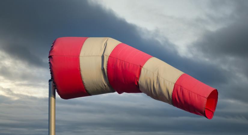 Erős szél miatt adtak ki riasztást, több régió is érintett