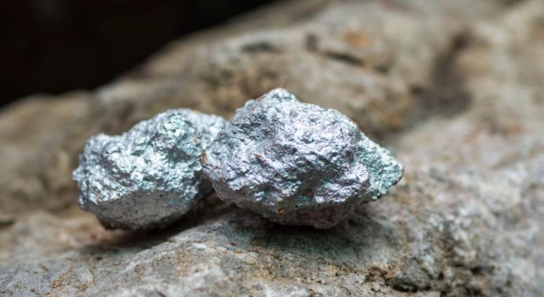 A történelmi csúcs után beszakadt az ezüst: bitcoinba áramlik a tőke